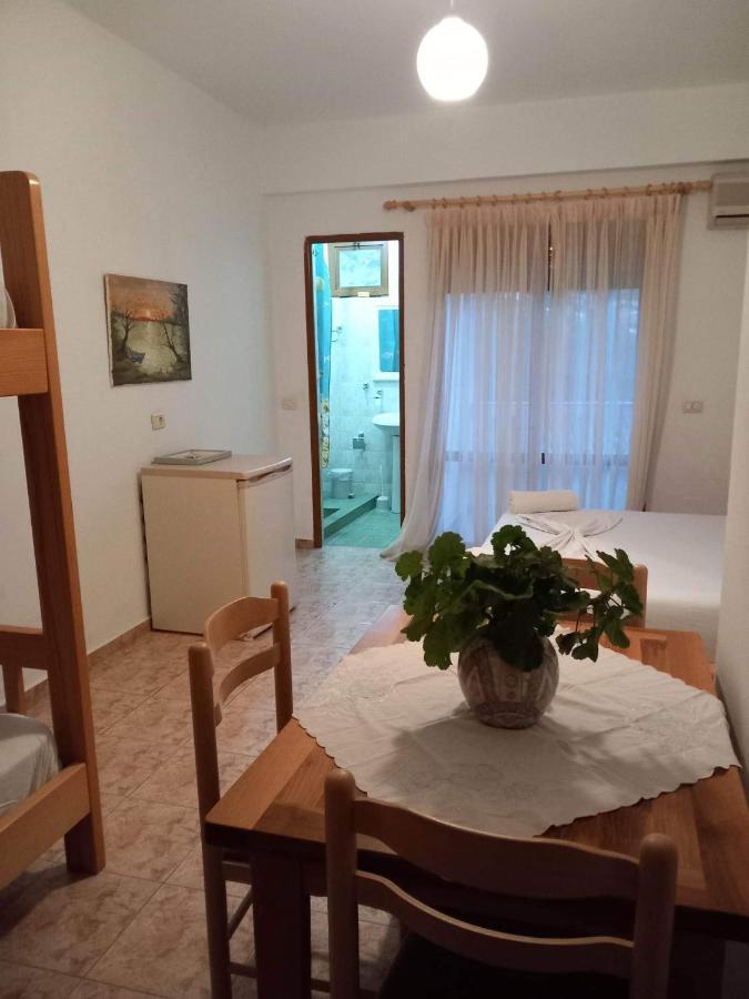 צ'פרו Irini'S Guesthouse מראה חיצוני תמונה